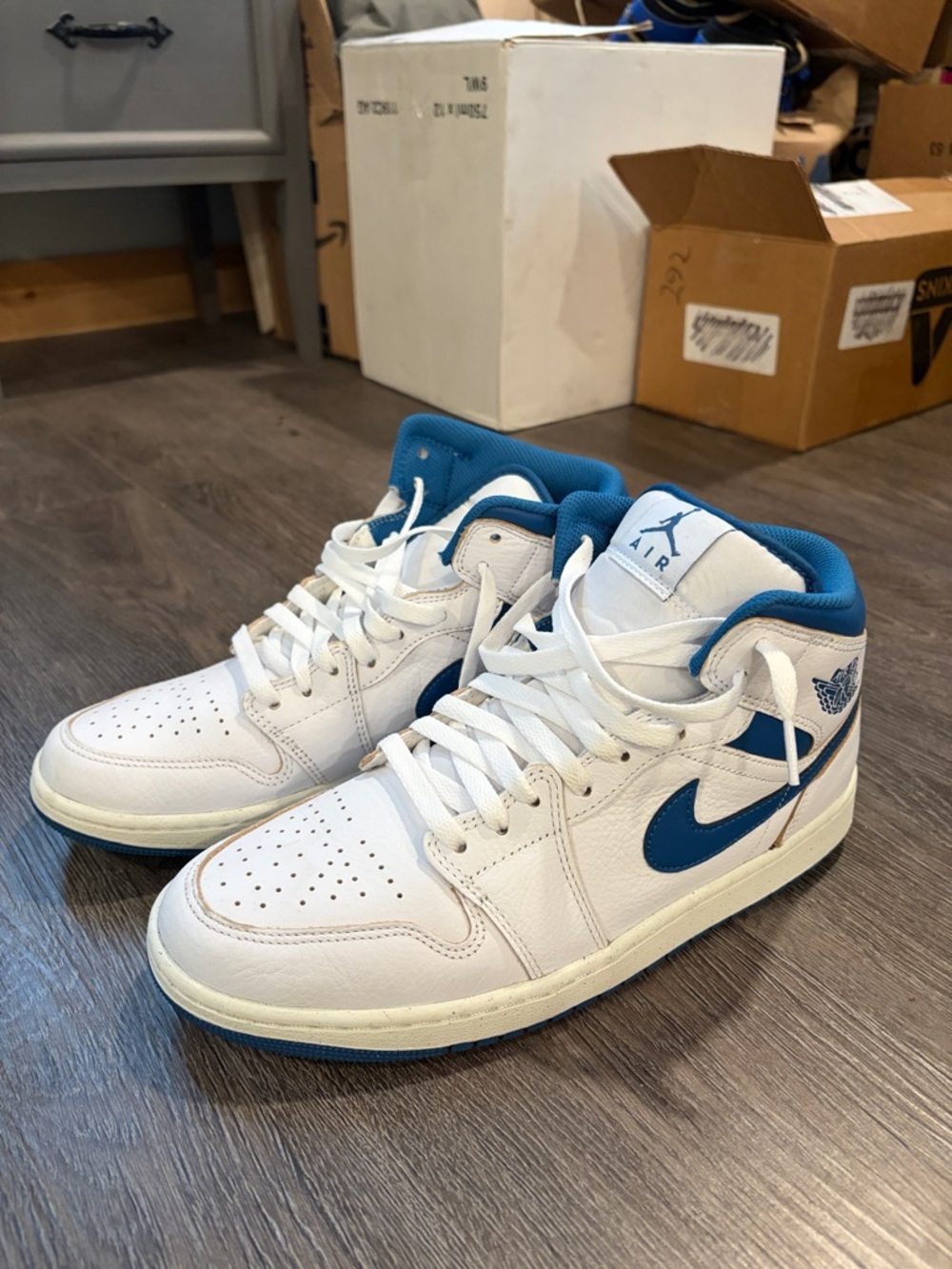 Men’s Jordan 1 Mid size 10 men’s